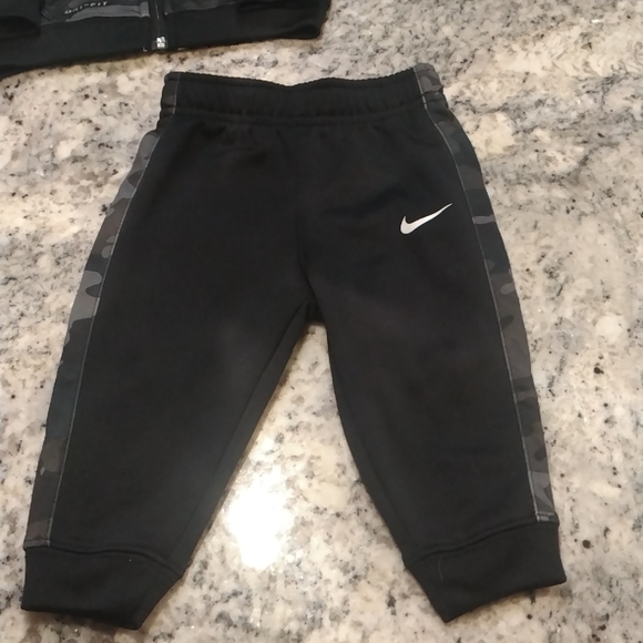 Nike - Picture 2 of 5